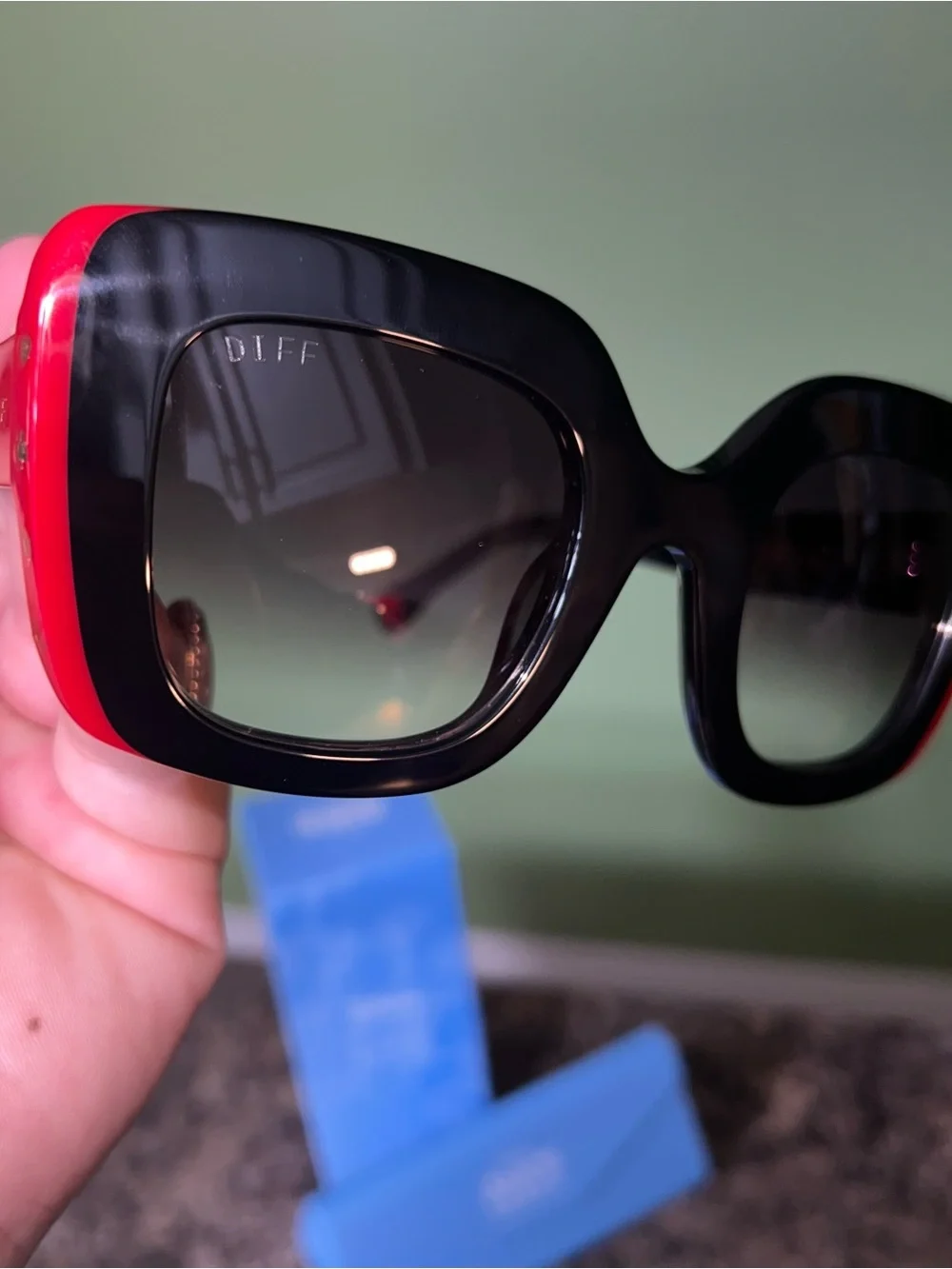Diff BNIB Disney The Queen of Hearts frame Alice in Wonderland Sunglasses.